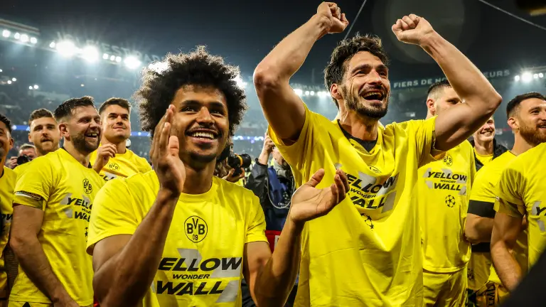 Die BVB-Spieler Karim Adeyemi und Mats Hummels jubeln im BVB-Wembley-T-Shirt
