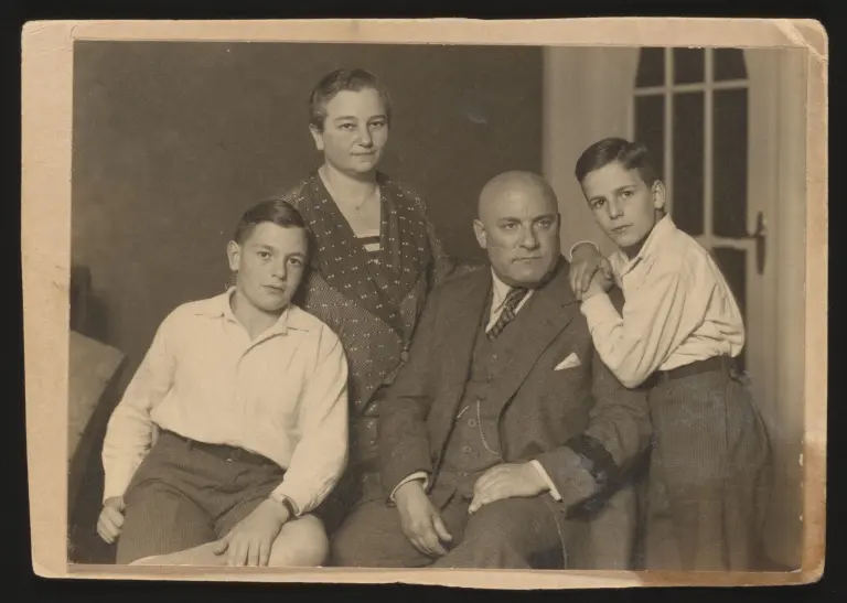 ein altes Familienfoto mit Martin, Hedwig, Max und Ernst Ostwald