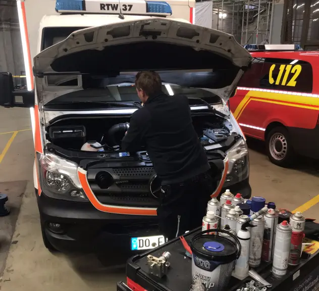 Reparatur eines Rettungswagens in der Technikabteilung