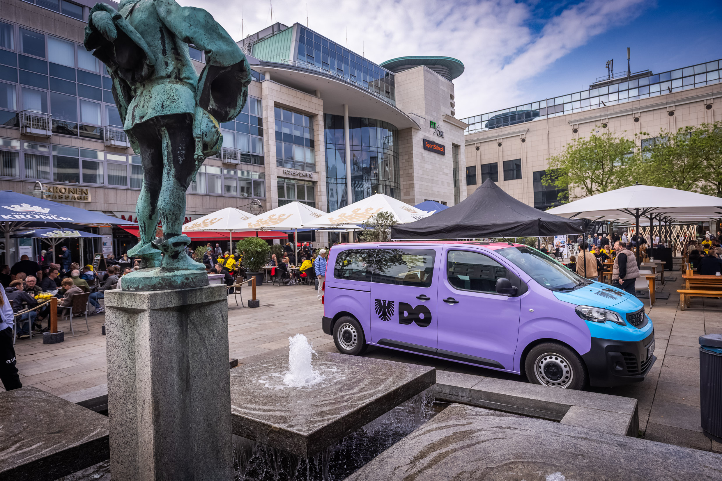 Ein lilafarbener Transporter mit dem Logo der Stadt Dortmund steht auf dem alten Markt in der Dortmunder Innenstadt