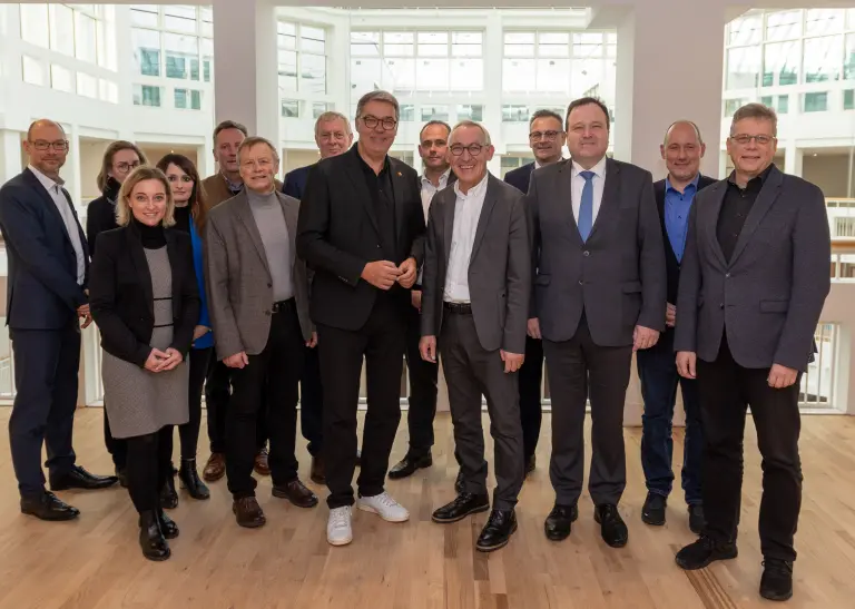 Zu sehen ist eine Gruppe von Menschen mit der Bezirksregierung Arnsberg, der Wirtschaftsförderung Dortmund und dem Oberbürgermeister Thomas Westphal.