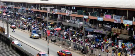 Innenstadt von Kumasi, Ghana, mit viel Verkehr und Personen