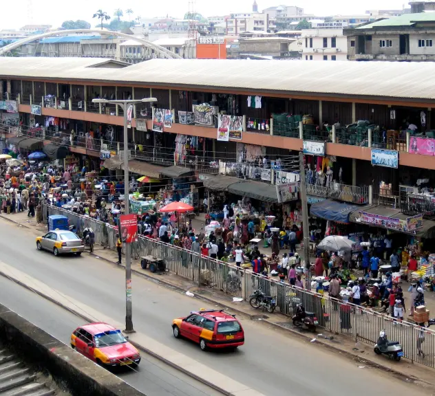 Innenstadt von Kumasi in Ghana mit viel Verkehr und Personen