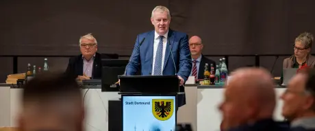 Eine Ratssitzung in Dortmund, Dezernent Stüdemann steht am Podium.