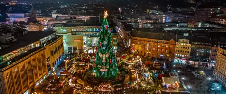 Eine goldene Kugel thront 2023 auf dem größten Weihnachtsbaum der Welt in Dortmund.