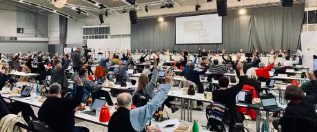 Der Rat der Stadt Dortmund am 8. November 2023 in der Westfalenhalle. Viele Ratsmitglieder heben ihre Hände zur Abstimmung.