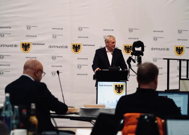 Jörg Stüdemann steht am Podium in der Ratssitzung in Dortmund