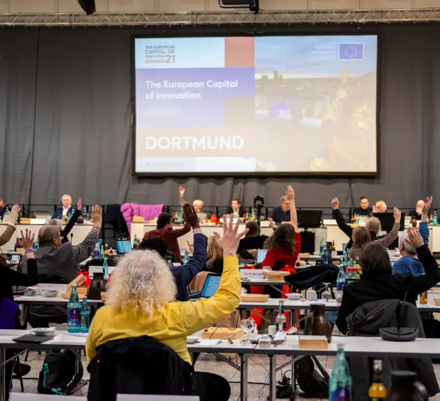 Viele Ratsmitglieder zeigen auf bei der Ratssitzung in Dortmund