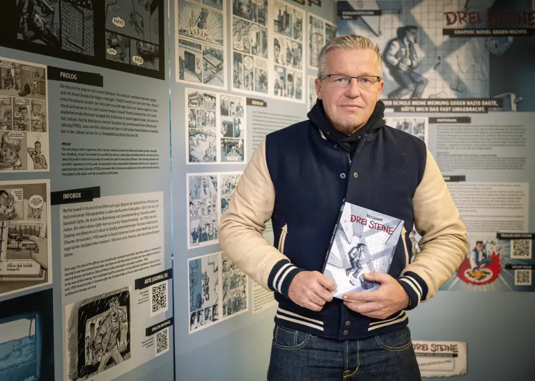 Nils Oskamp in der Ausstellung über seine Graphic Novel "Drei Steine" in der JFS Eving.