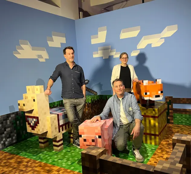Im Pixel-Minecraft-Zoo zum Anfassen. Die Ausstellungmacher Dirk Mempel und Jens Neubert und Mirjam Gaffran von der uzwei. 