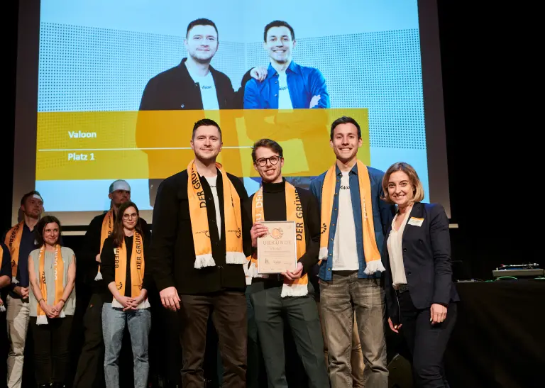 Heike Marzen, Geschäftsführerin der Wirtschaftsförderung Dortmund, überreichte die Urkunde für den ersten Preis an das Startup Valoon.