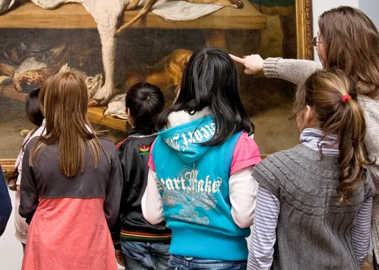 Die Museums-Scouts erkunden gemeinsam das Museum, untersuchen Kunstwerke genauer, entwickeln eigene Aktivitäten wie Bastelangebote und Führungen für Gleichaltrige und Familien, und setzen diese bei Veranstaltungen des Museums um.
