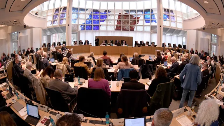 Bild von der Veranstaltung The European Capital of Innovation: Zuschauer*innen blicken auf die Bühne, wo der Verwaltungsvorstand sitzt