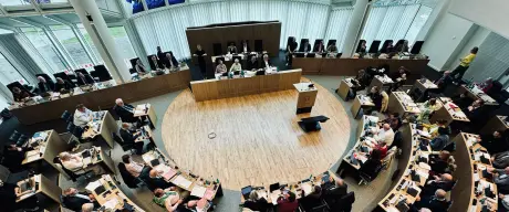 Der Rat bei seiner ersten Sitzung im wiedereröffneten Rathaus.