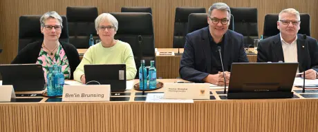 Ratsmitglieder sitzen an Tischen im neuen Ratssaal in Dortmund.