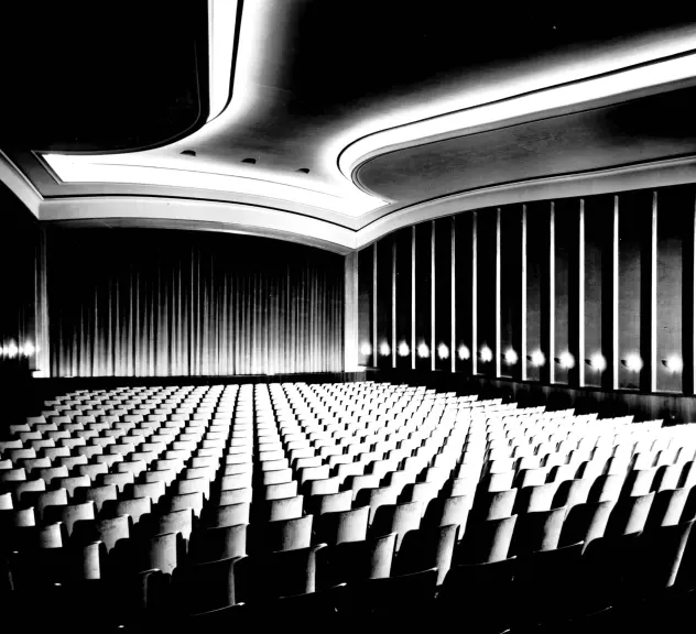 Der alte Kinosaal nach der Eröffnung (schwarz-weiß)