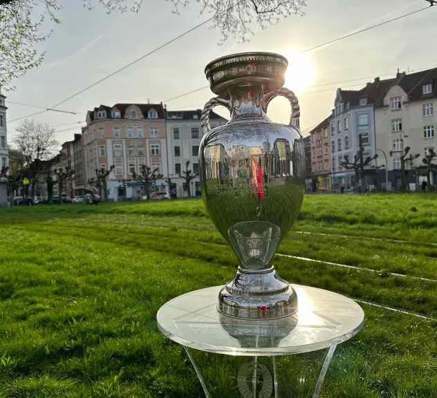 Der EM-Pokal posierte am Borsigplatz Dortmund.