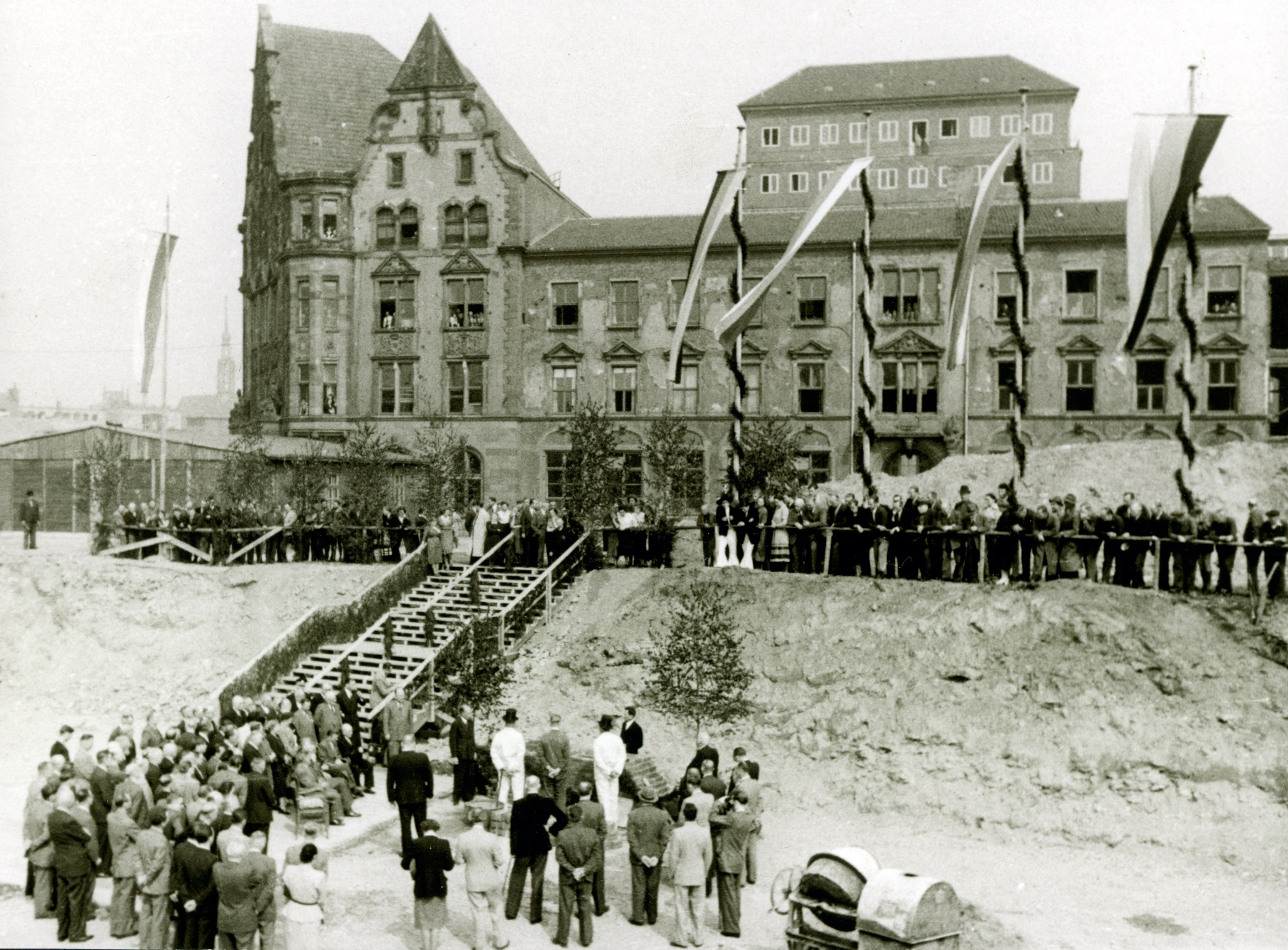 Festakt bei der Grundsteinlegung mit vielen Gästen. 