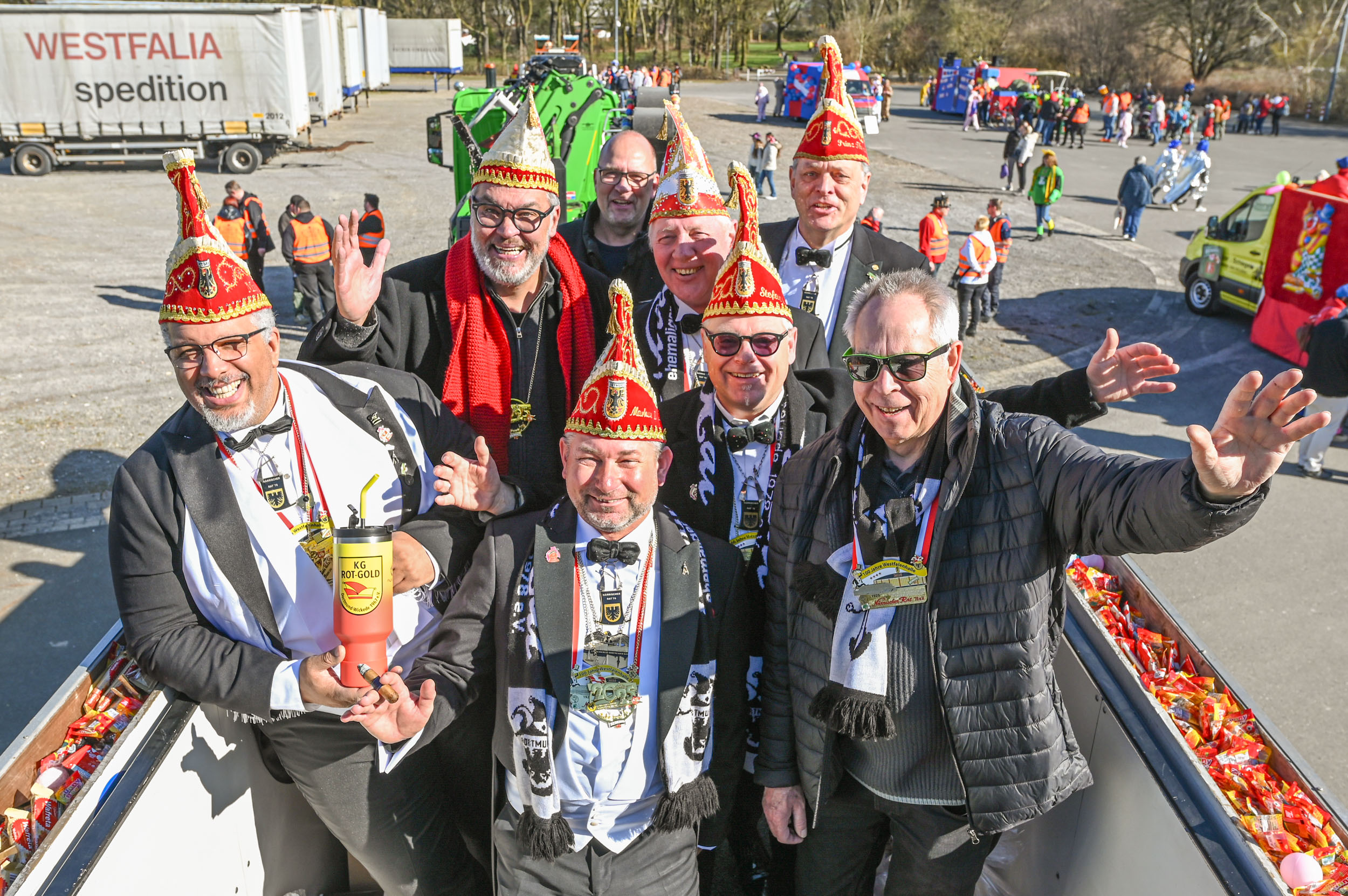 Eine Tradition, wie der Umzug selbst: OB Westphal fährt auf dem Wagen des närrischen Rats mit.