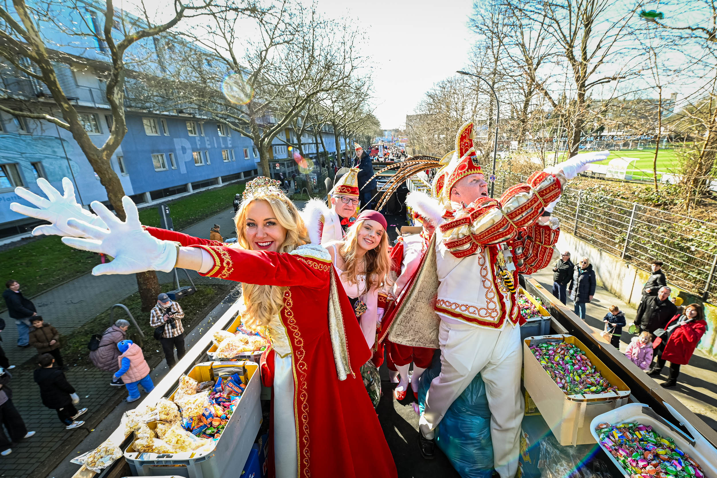 Hoch zu Wagen fuhren dieses Jahr außerdem das Prinzenpaar, Prinz Danny I. und Prinzessin Nina II.
