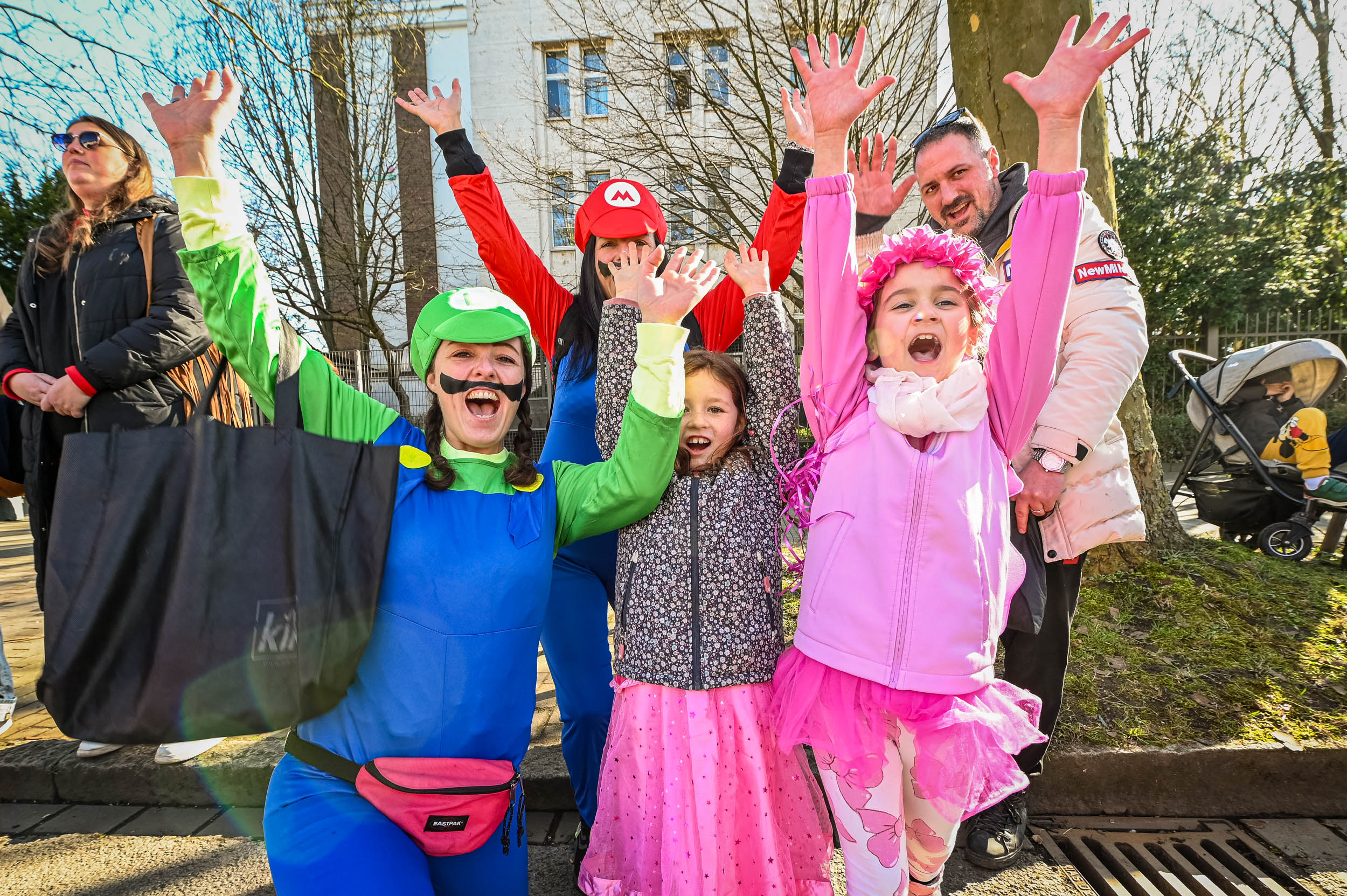 ... und ihre Liebe zum Kostümieren.