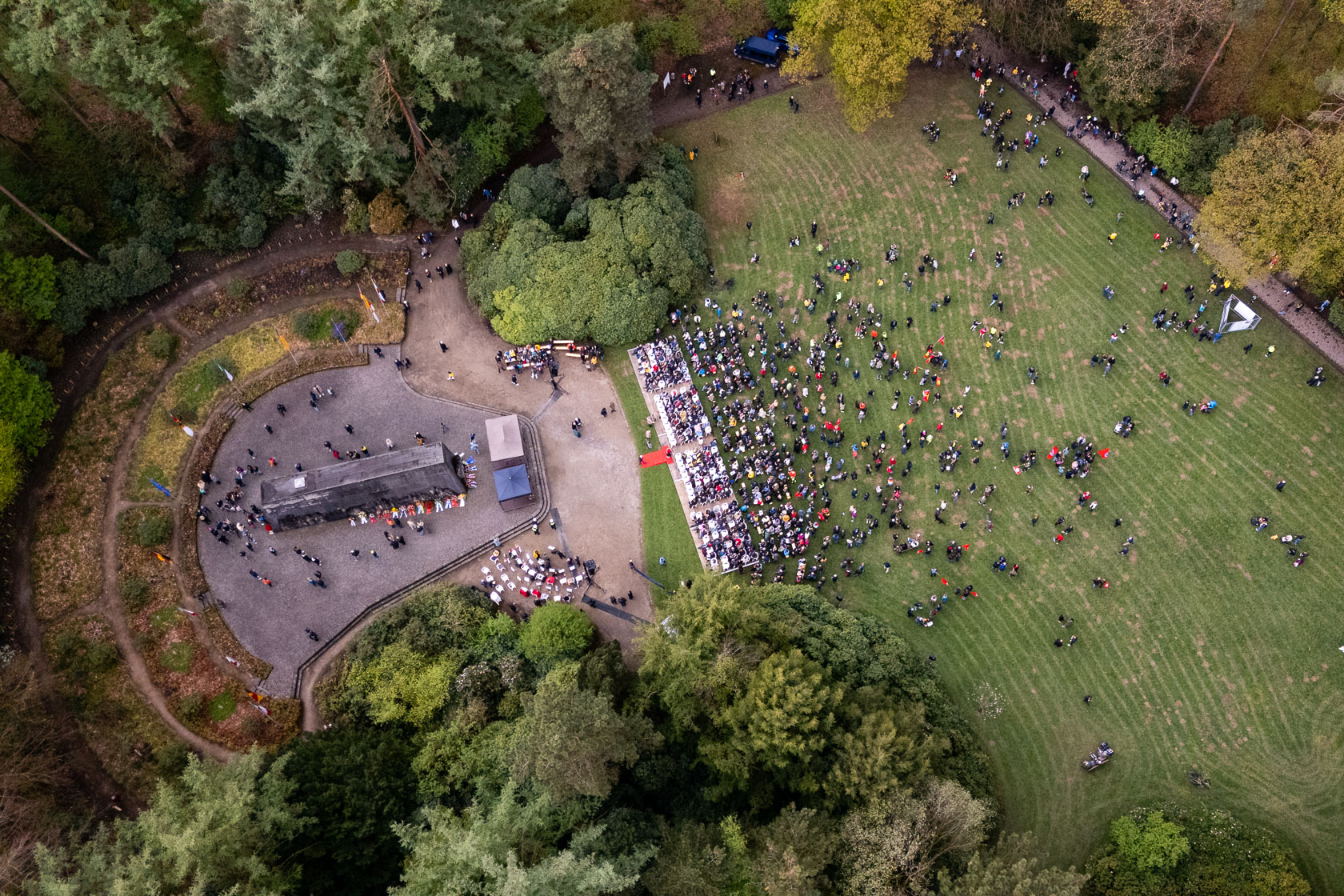 Das Karfreitagsgedenken in der Bittermark in Dortmund von oben.