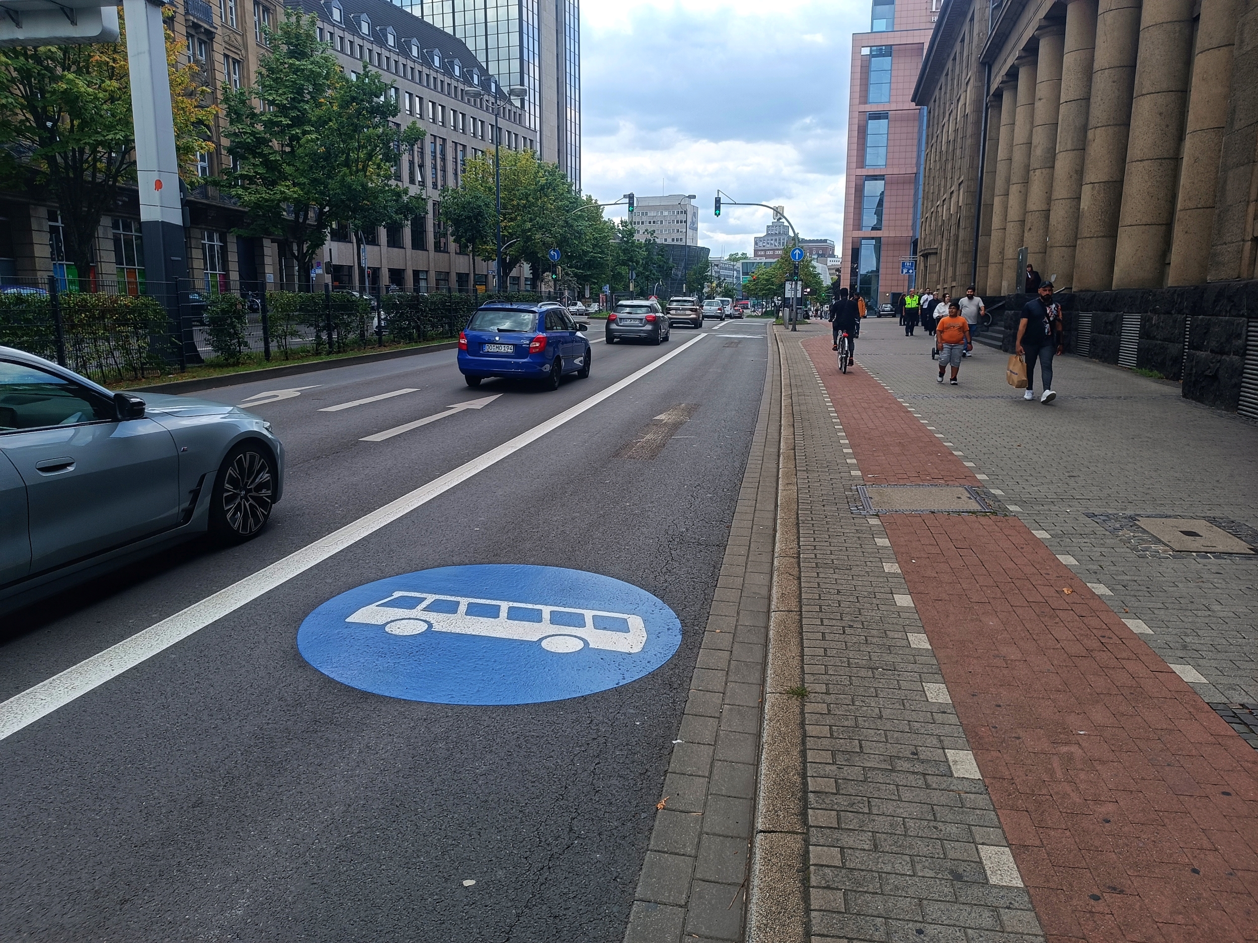 Busspur am Burgwall mit Piktogramm.