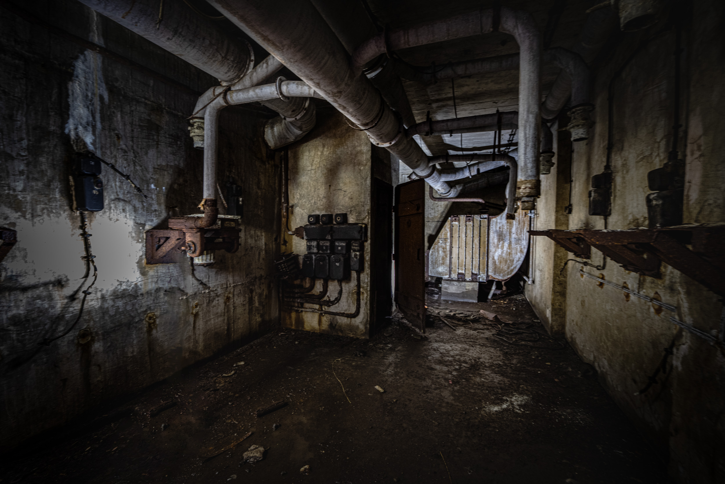 Ein Blick in den Heizungsraum. Die Rohre hängen teils von der Decke herunter.