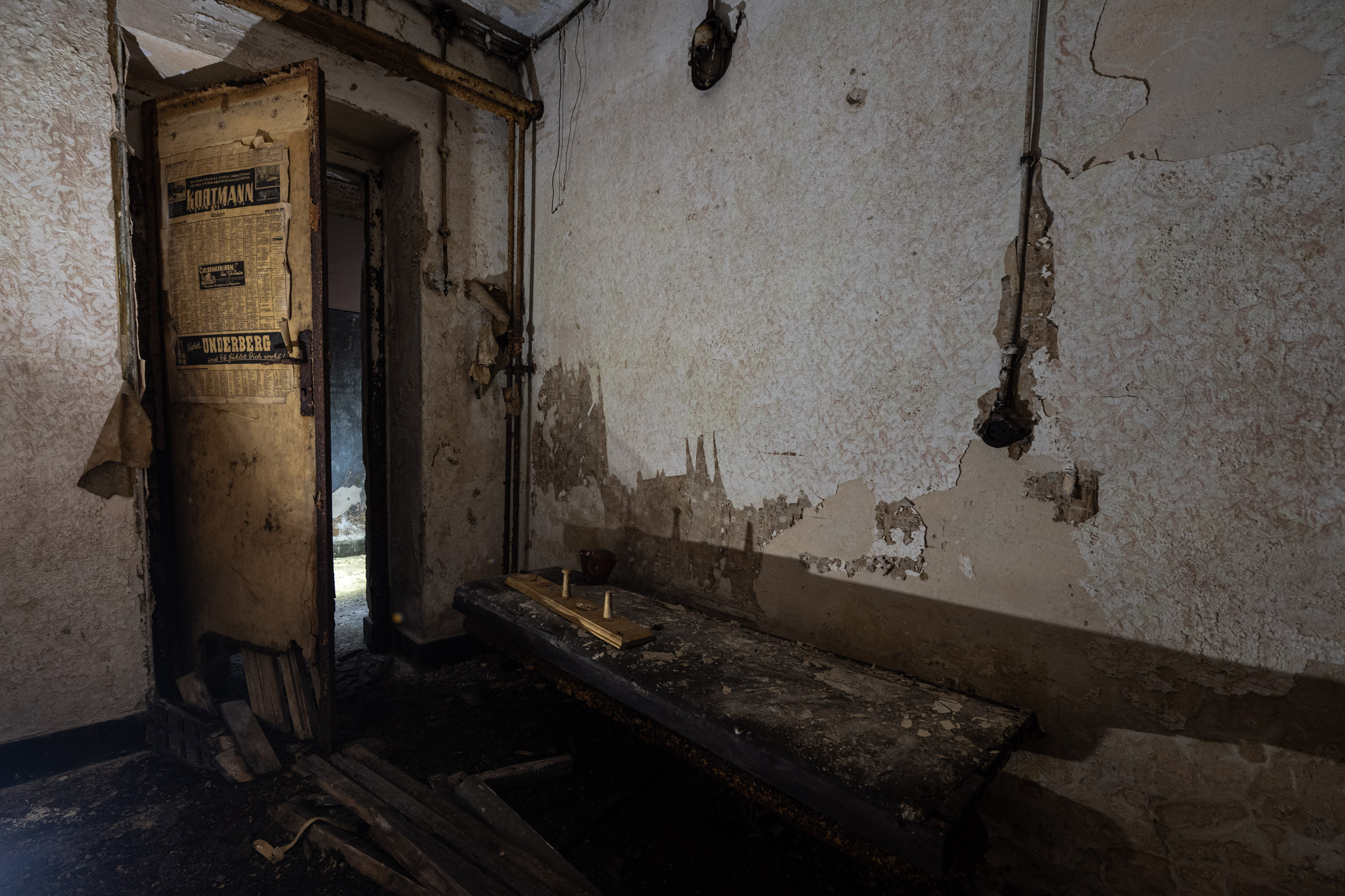 Ein Raum, in dem die Menschen es sich wohnlich einrichteten. An der Tür ist ein Fahrplan angehängt, der ab dem 31. Mai 1959 gültig war.