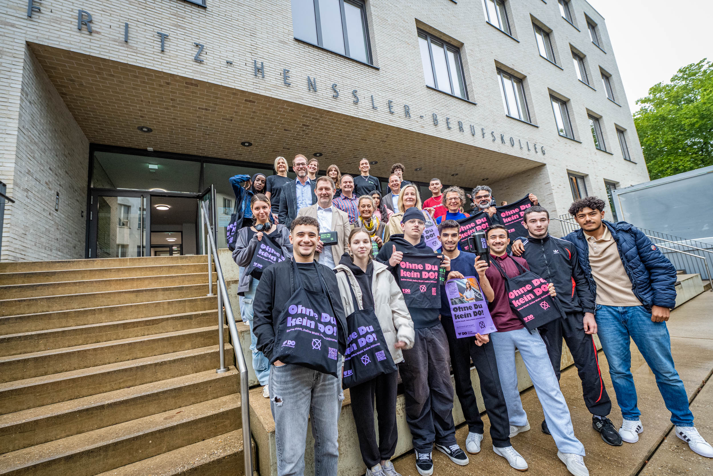 Schüler und Lehrer, die Verantwortlichen für die Kampagne "Ohne du kein do" und Stadträtin Monika-Nienaber-Willaredt auf den Stufen vor dem Fritz-Henßler-Berufskolleg