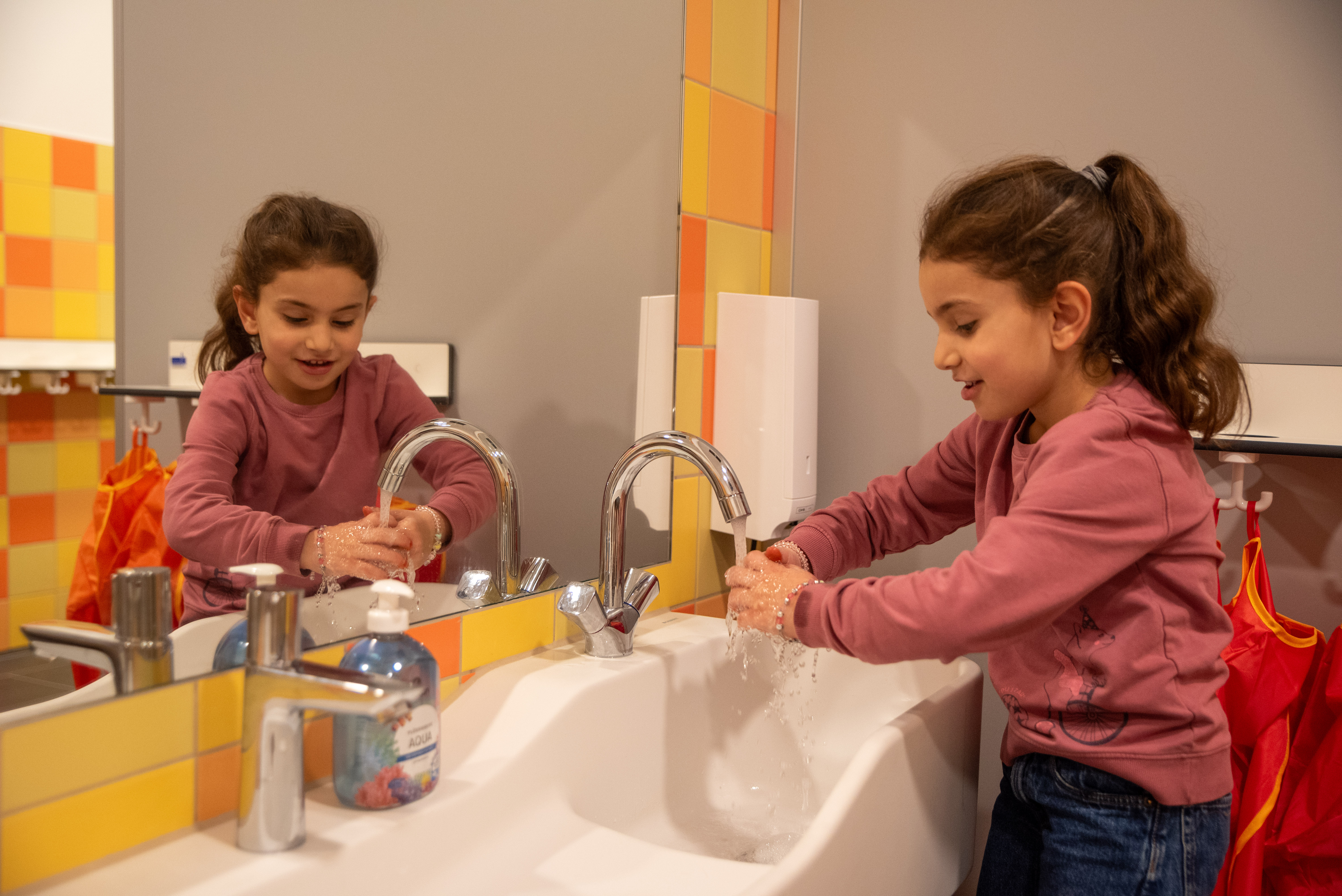 Kind wäscht sich die Hände