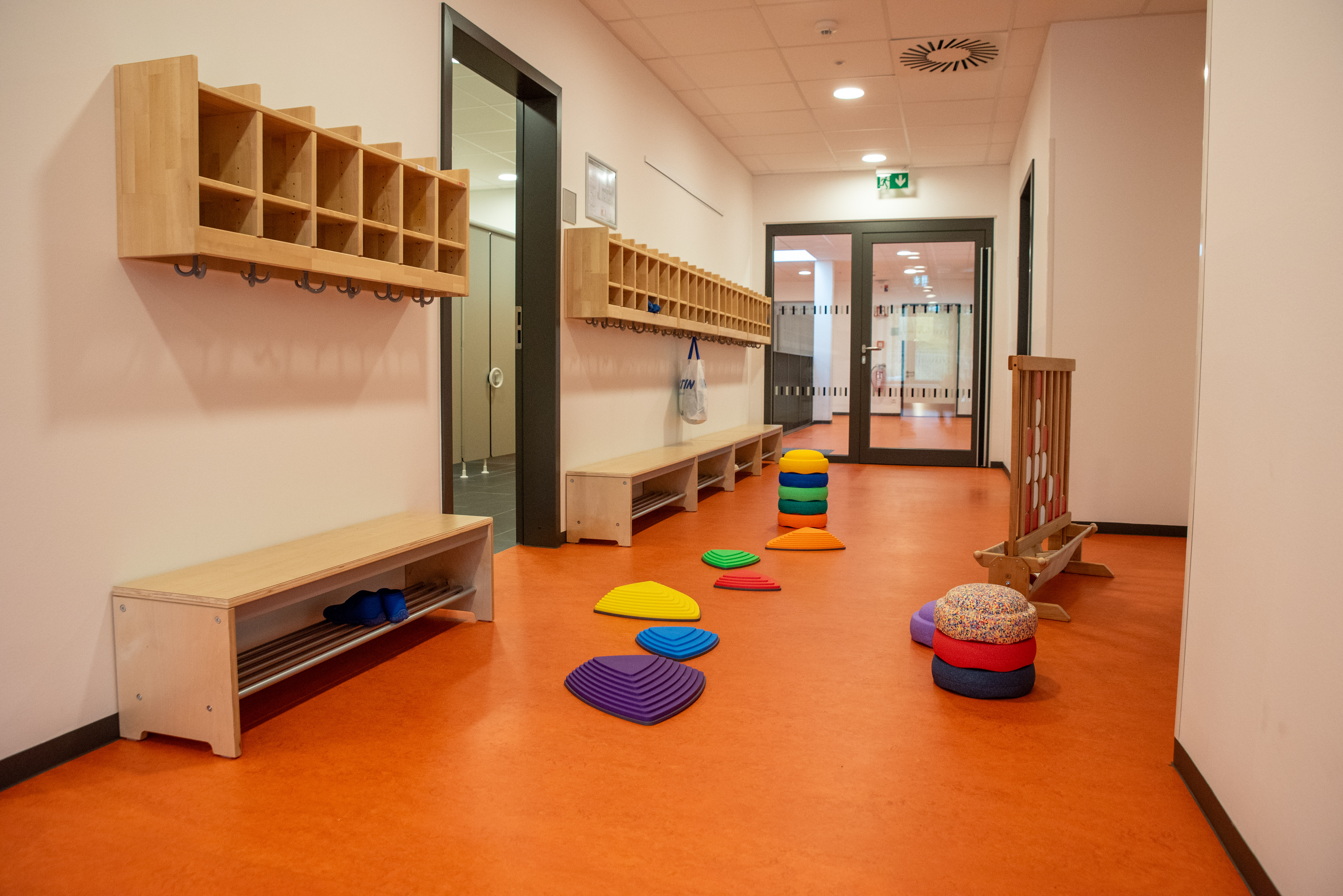 Einblick in den Flur mit Garderobe und Stapelsteinen.