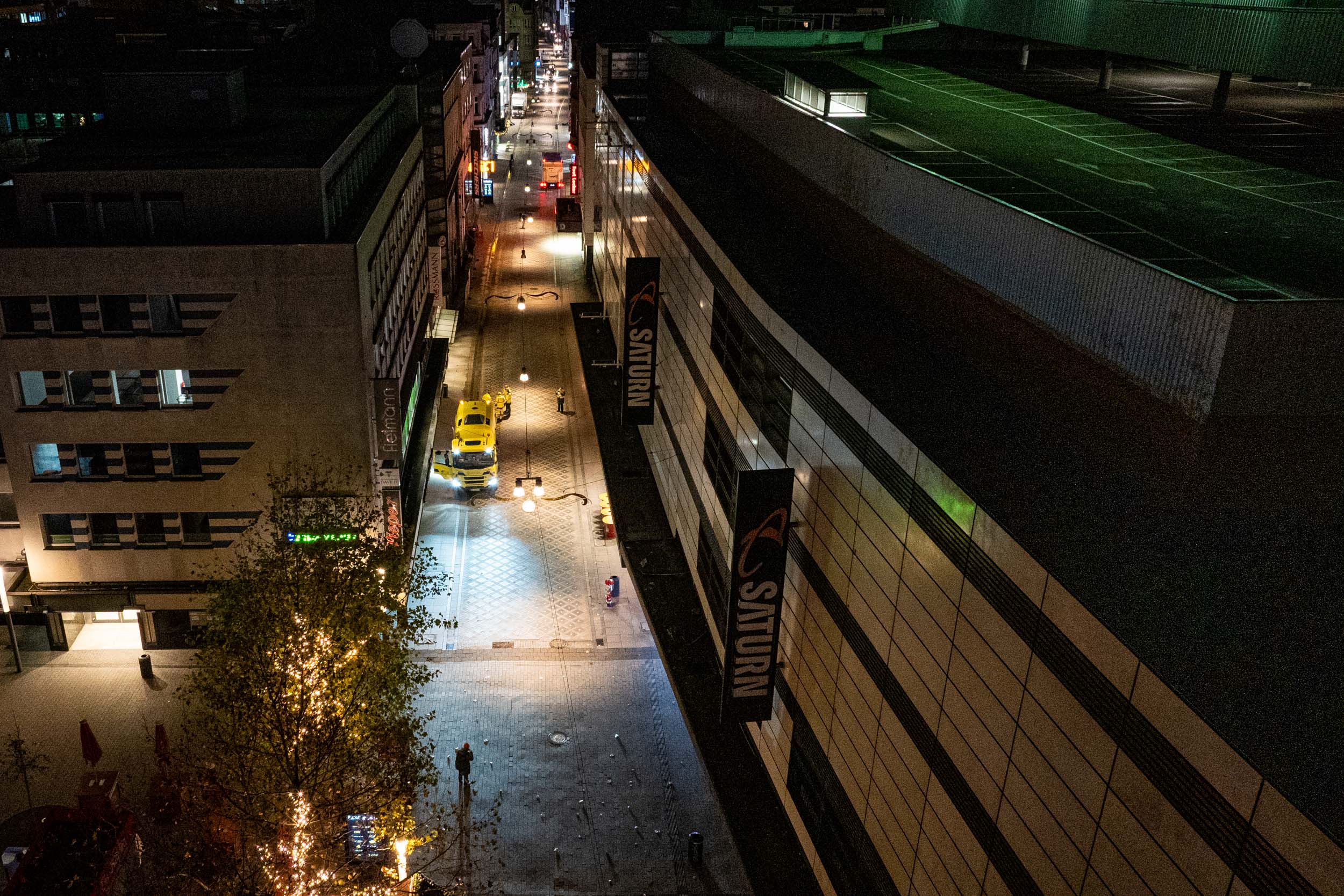 Ein Hochdruckfahrzeug reinigt am frühen Morgen den Westenhellweg.