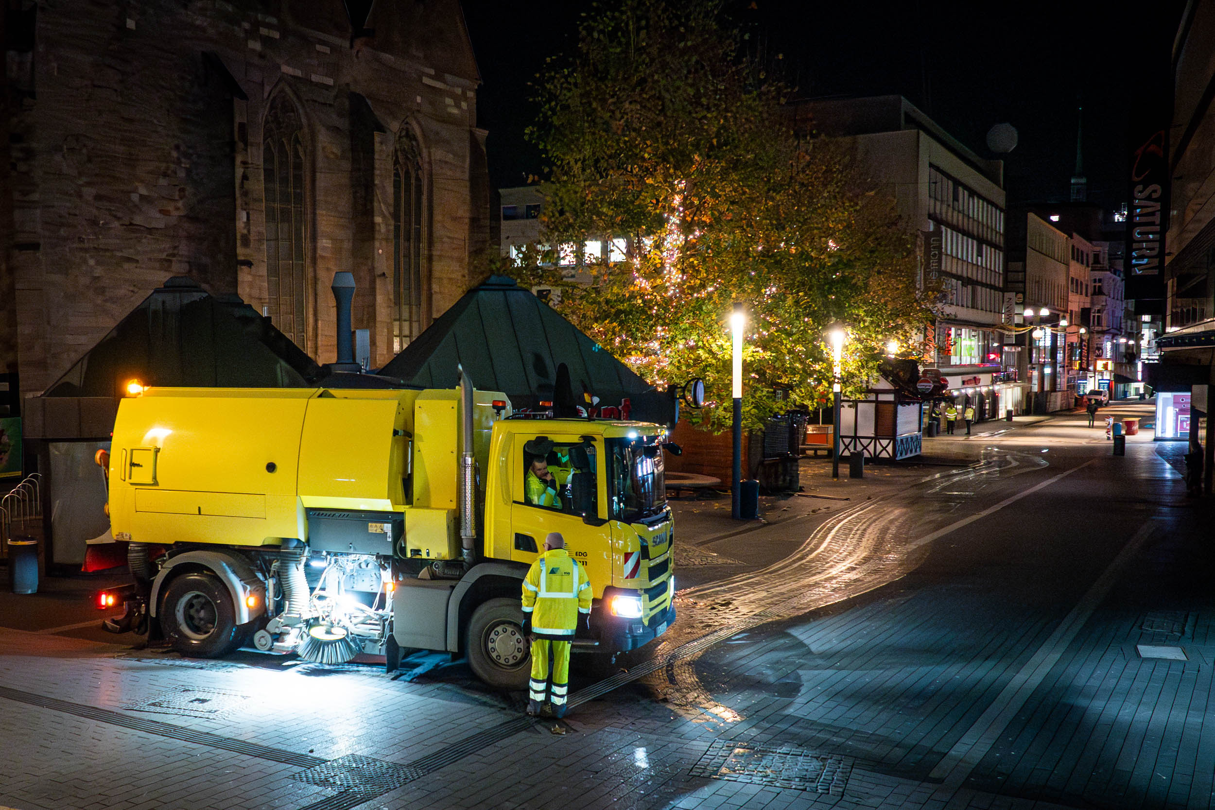 Ein Reinigungsfahrzeug der EDG steht an der Reinoldikirche.