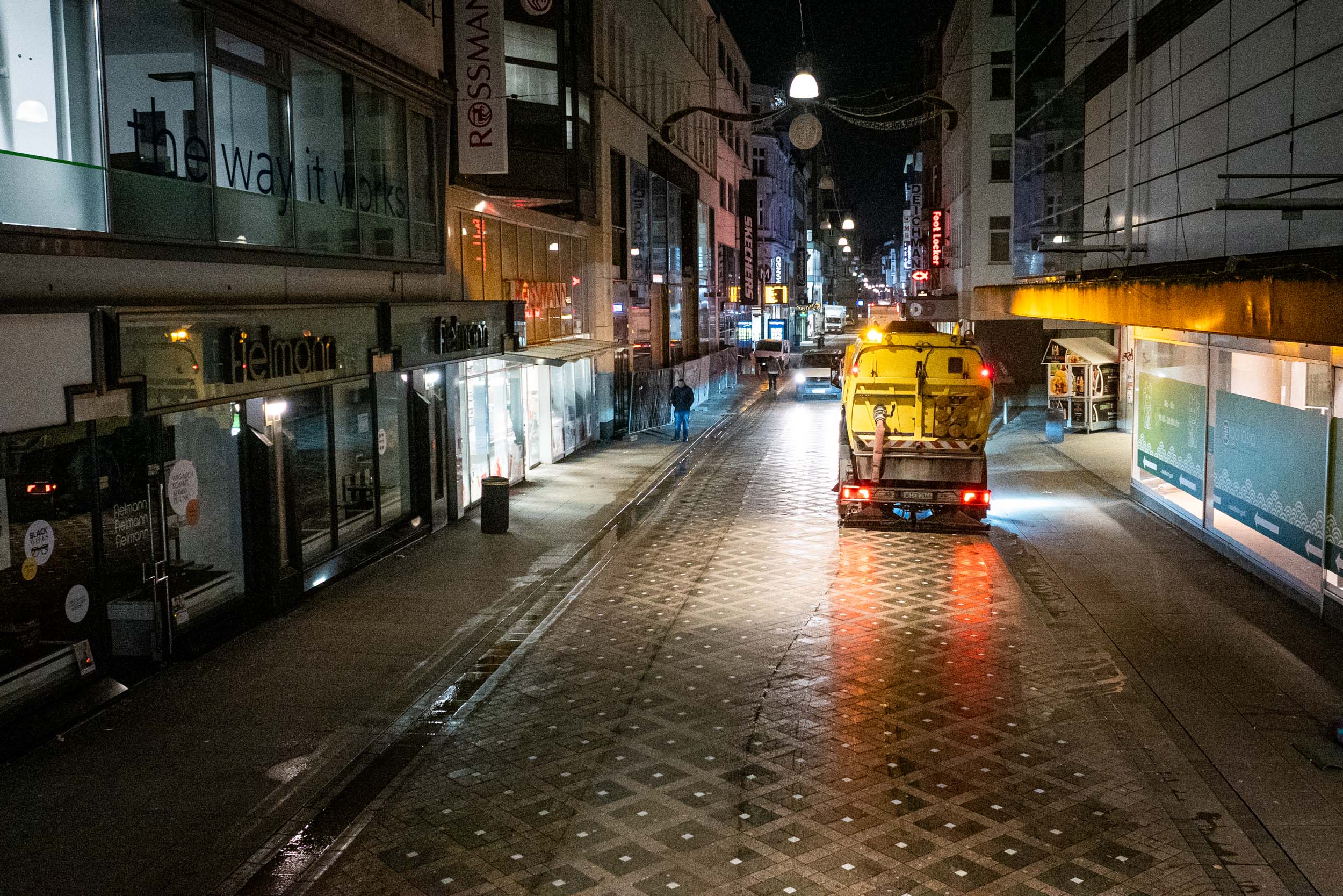 Ein Reinigungsfahrzeug fährt über den Westenhellweg.