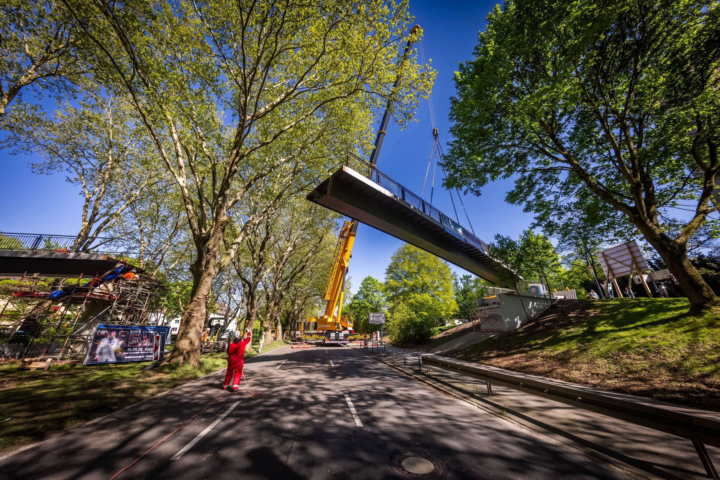Die Fuß- und Radwegebrücke über die B1 wird nach ihrer Sanierung wieder zurücktransportiert.