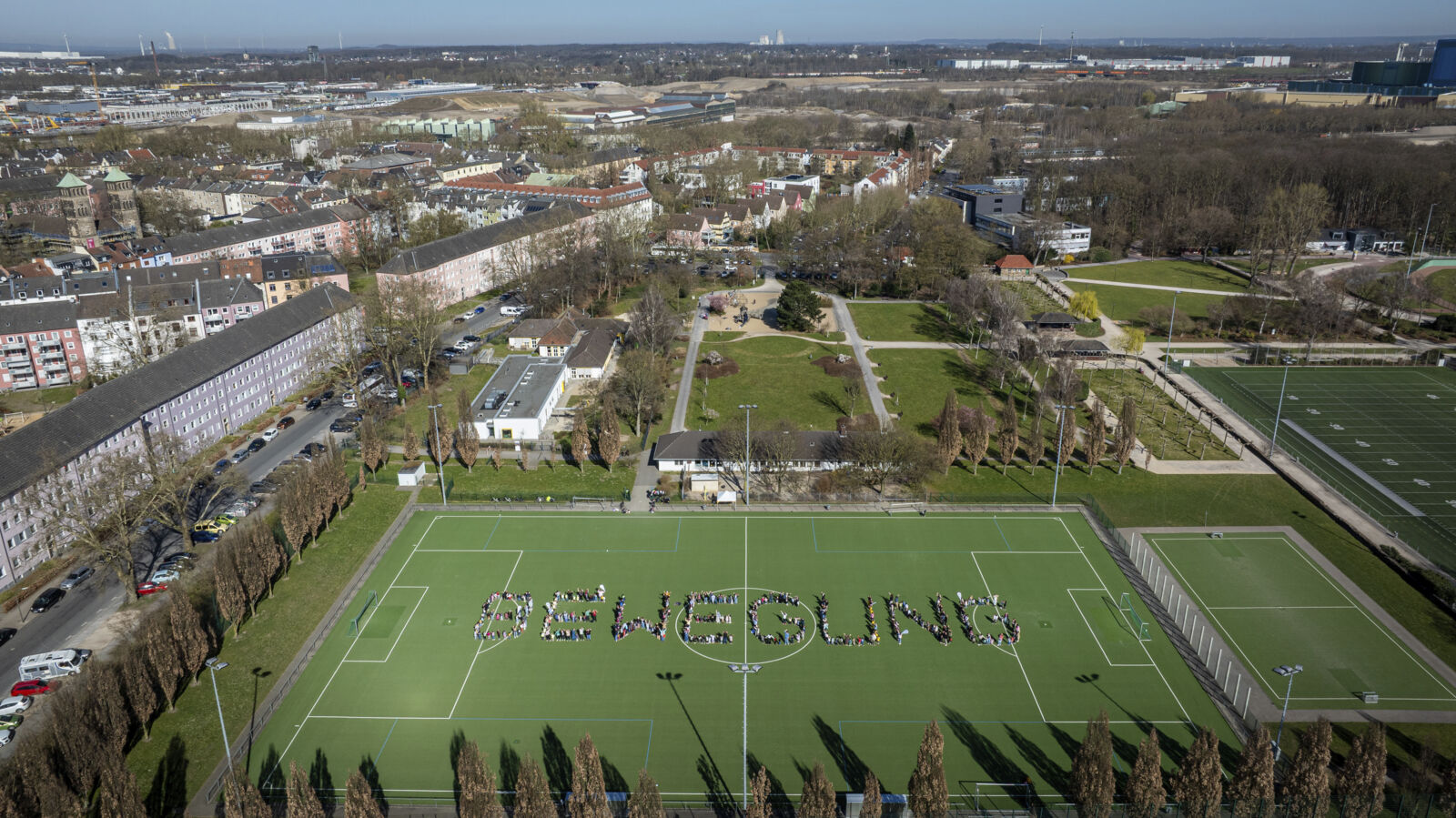 500 Menschen bildeten gemeinsam das Wort „Bewegung“ zur 20-Jahr-Feier von Fabido.