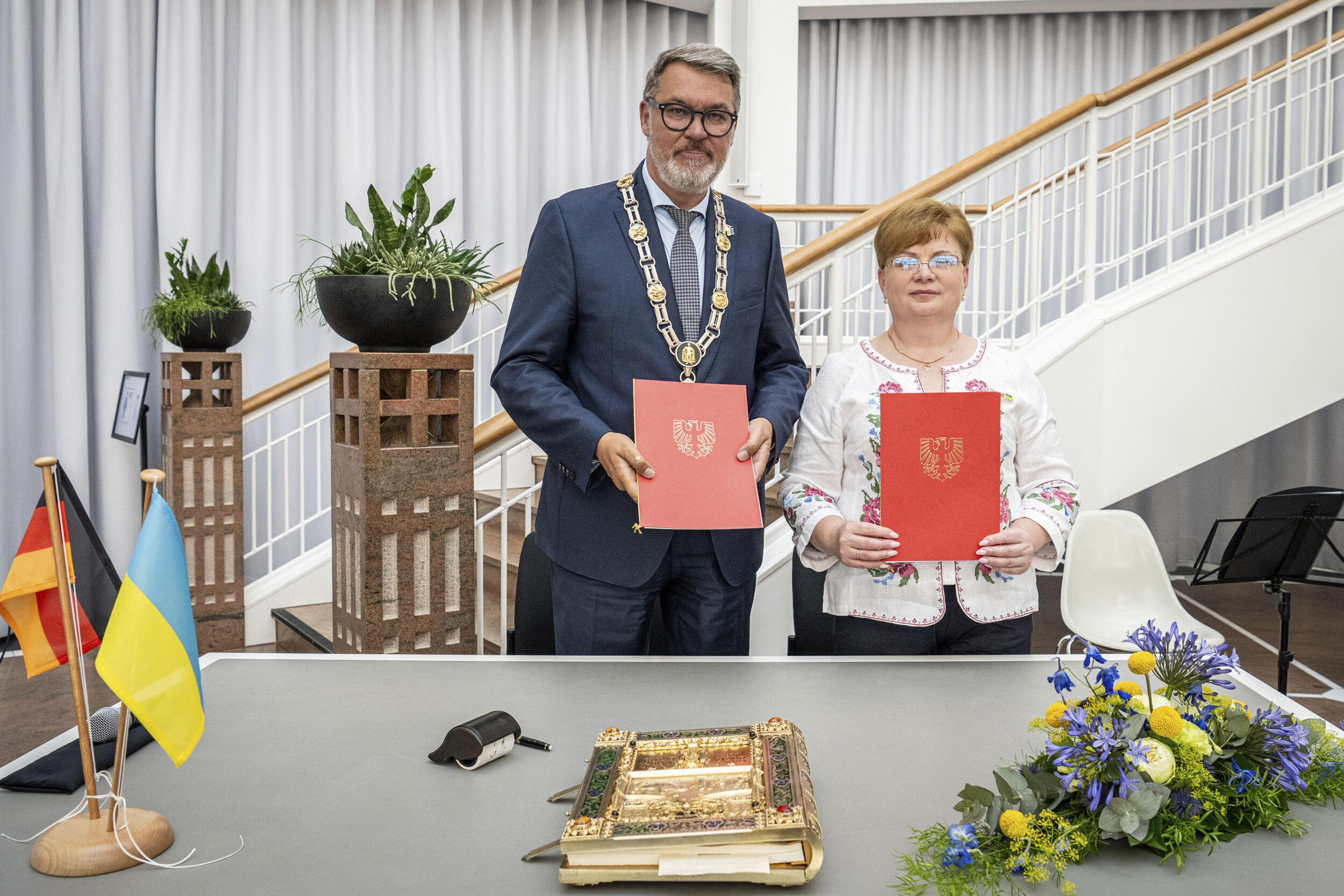 Oberbürgermeister Westphal und Halyna Schymanska bei der Feierstunde zur Städtepartnerschaft
