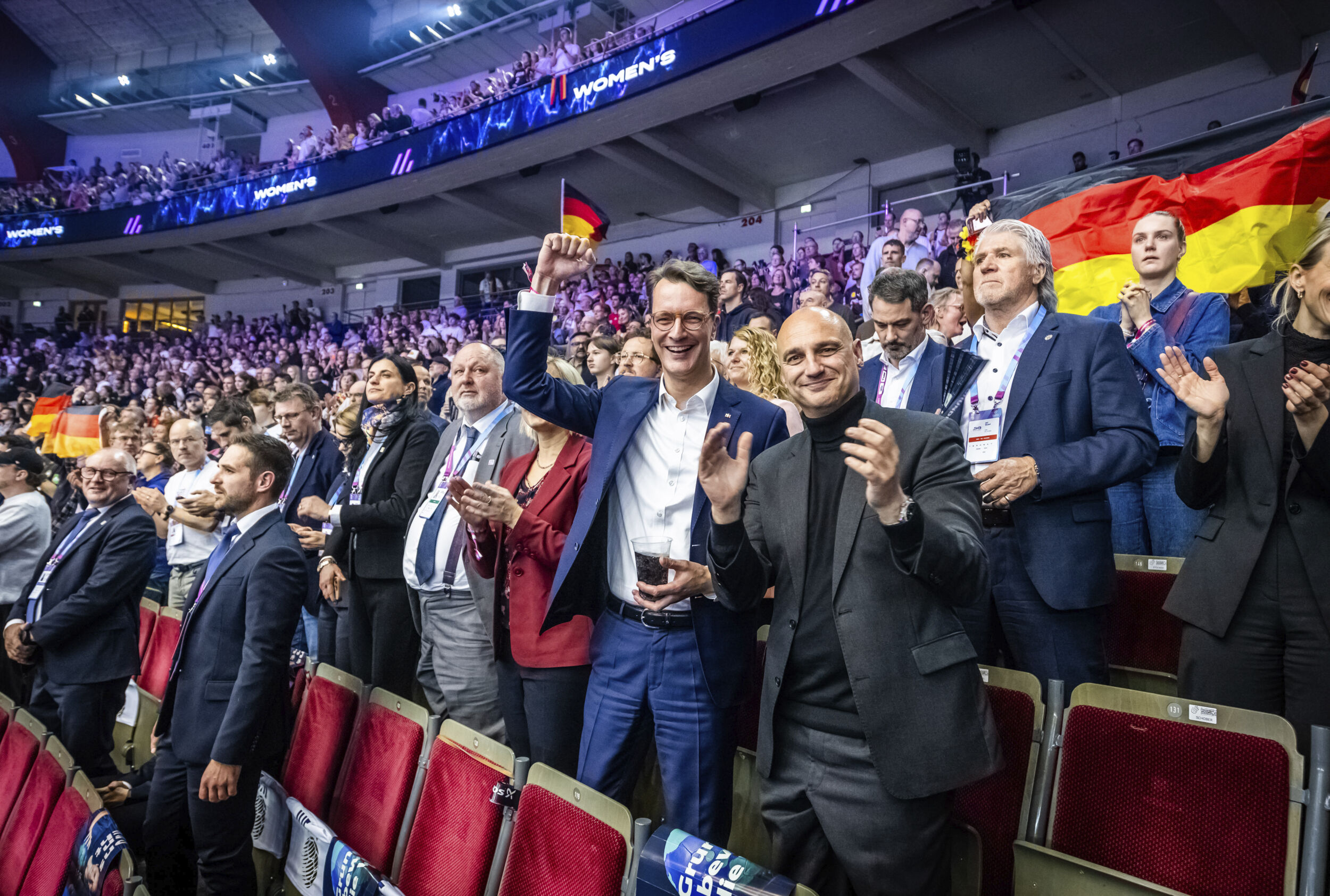 NRW-Ministerpräsident Wüst und Dortmunds OB Kalouti bei einer Partie der Handball-WM