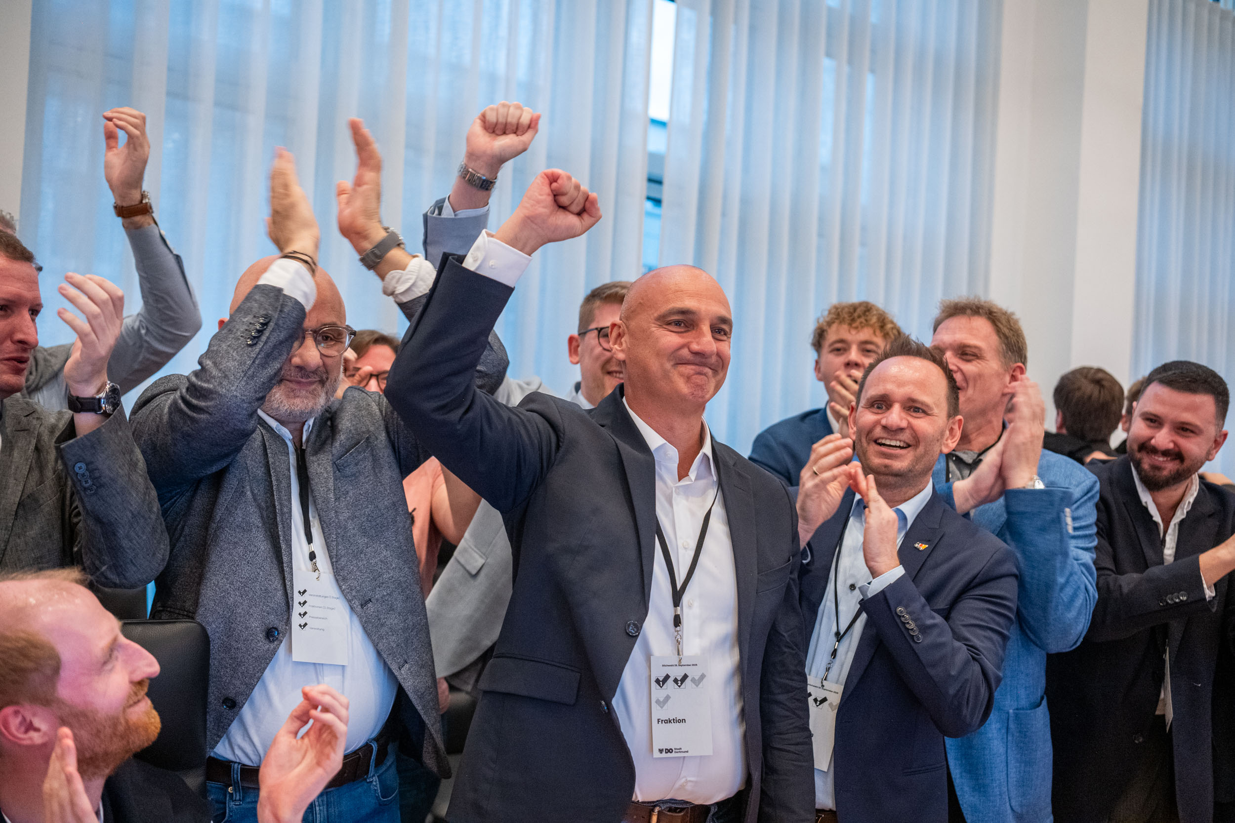 Oberbürgermeister Kalouti freut sich über den Sieg bei der Stichwahl 2025.