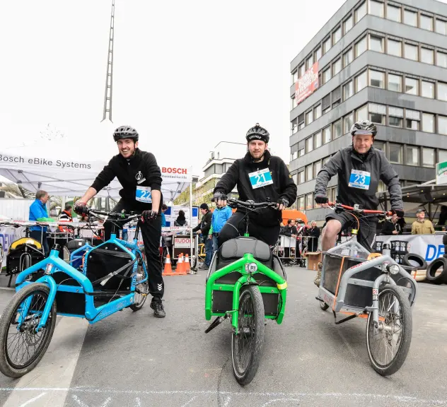 Drei Fahrradfahrer auf dem E-Bike-Festival