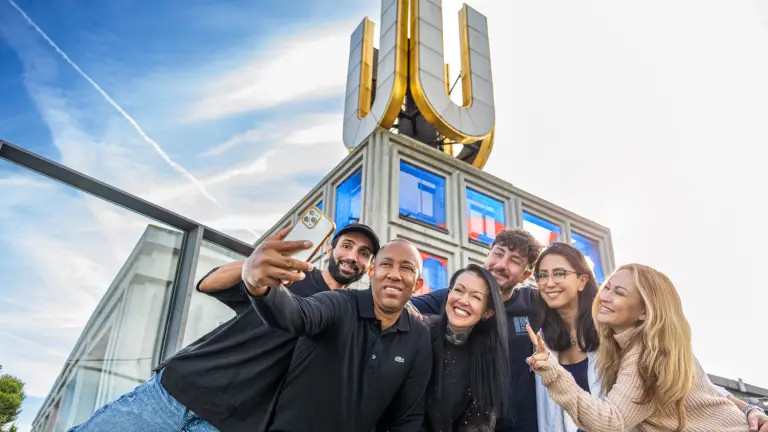 Drei Männer und drei Frauen machen ein Selfie vor dem Dortmunder U