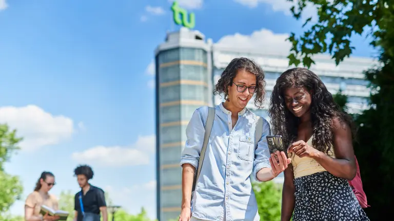 Studenten auf dem Universitätscampus der TU Dortmund