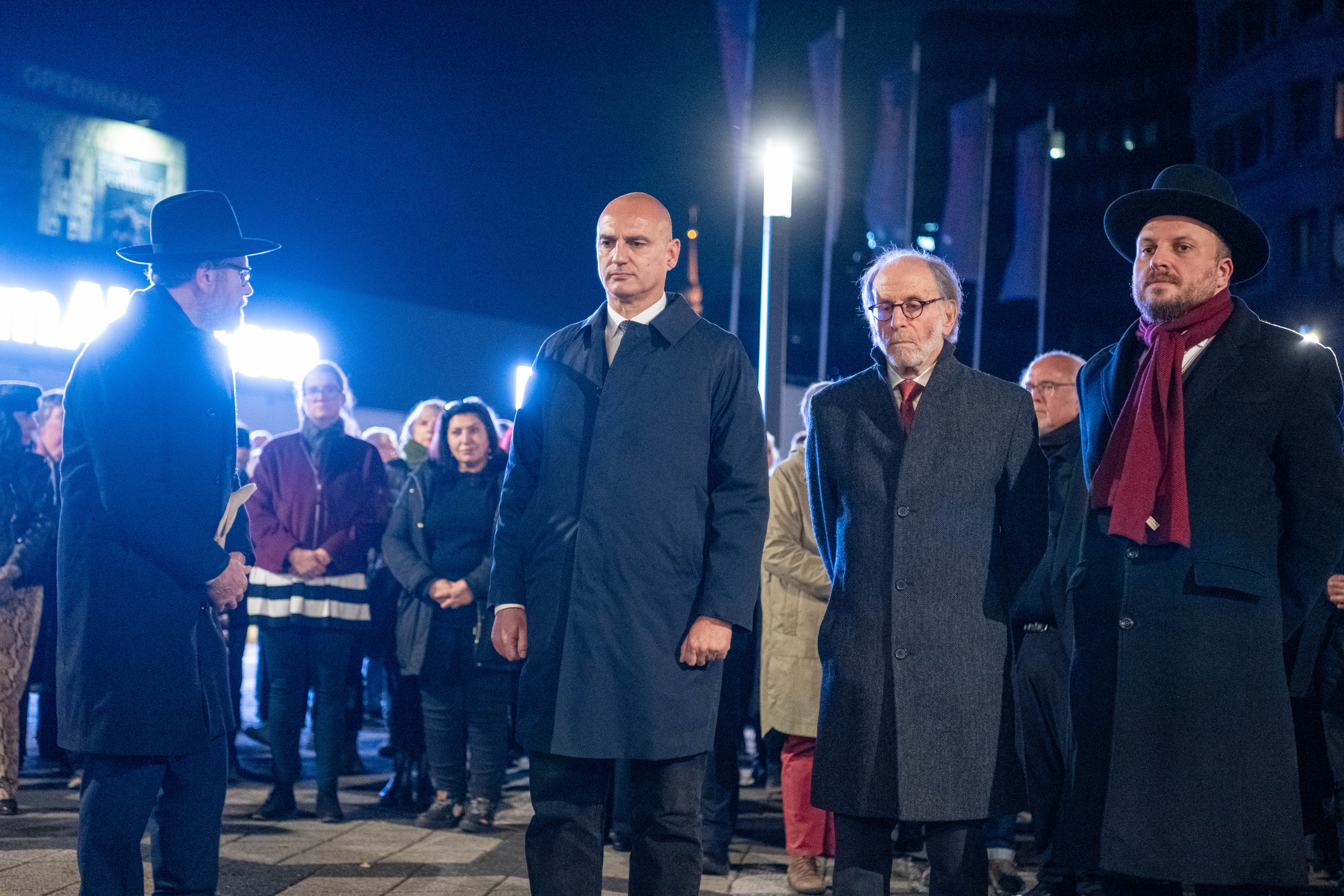 Gedenken an die Reichspogromnacht auf dem Platz der Alten Synagoge am Theater Dortmund am 10. November 2025.