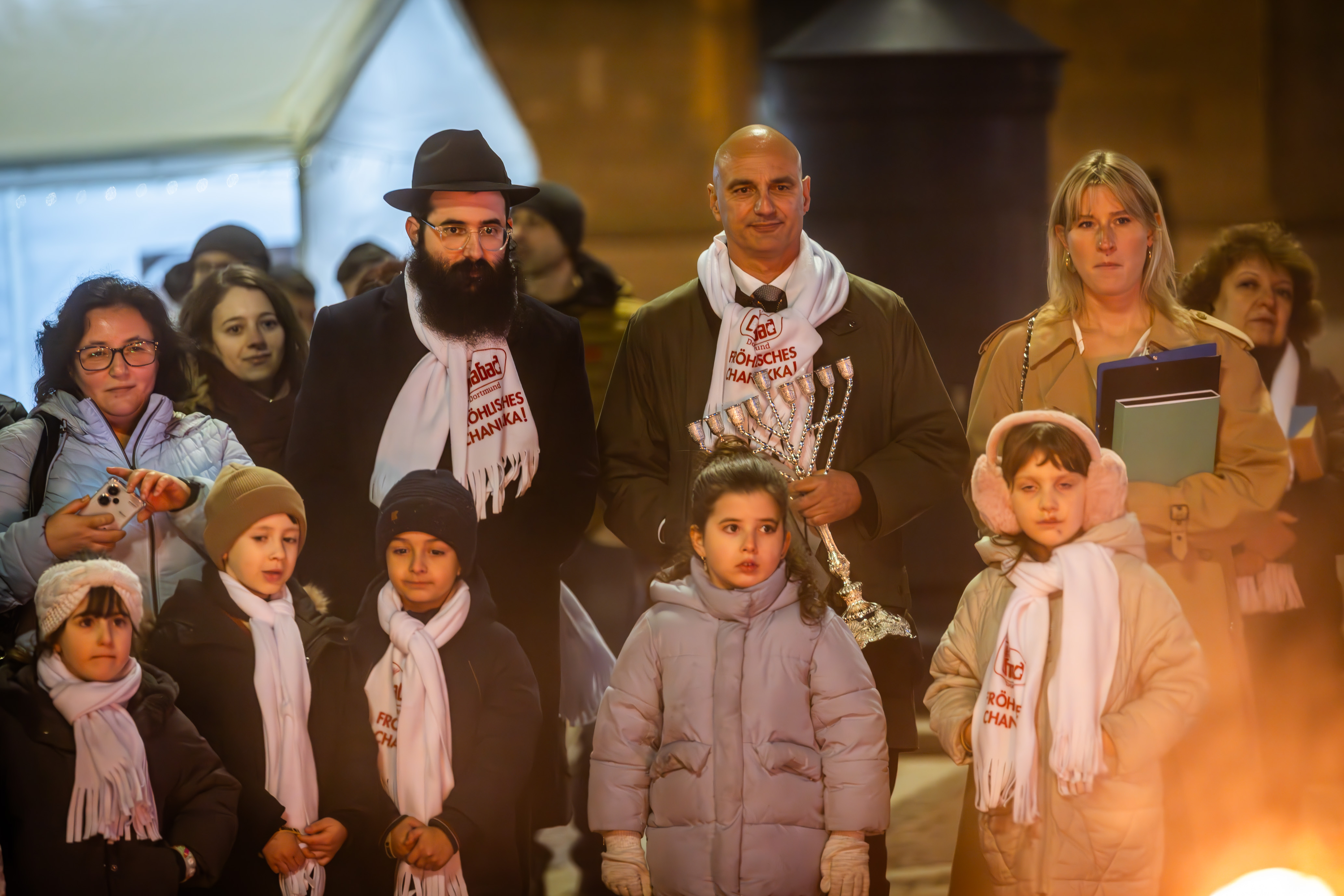 Oberbürgermeister Kalouti mit Rabbiner Vilenkin und Kindern.