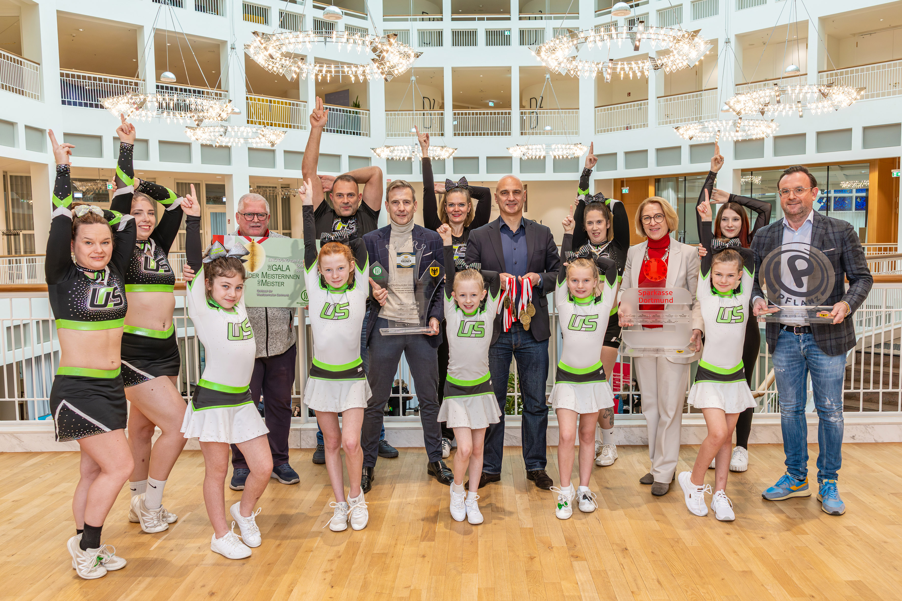 Eine bunte Abordnung der UCS (United Cheer Sports) Cheerleader Dortmund im Rathaus mit OB Kalouti.