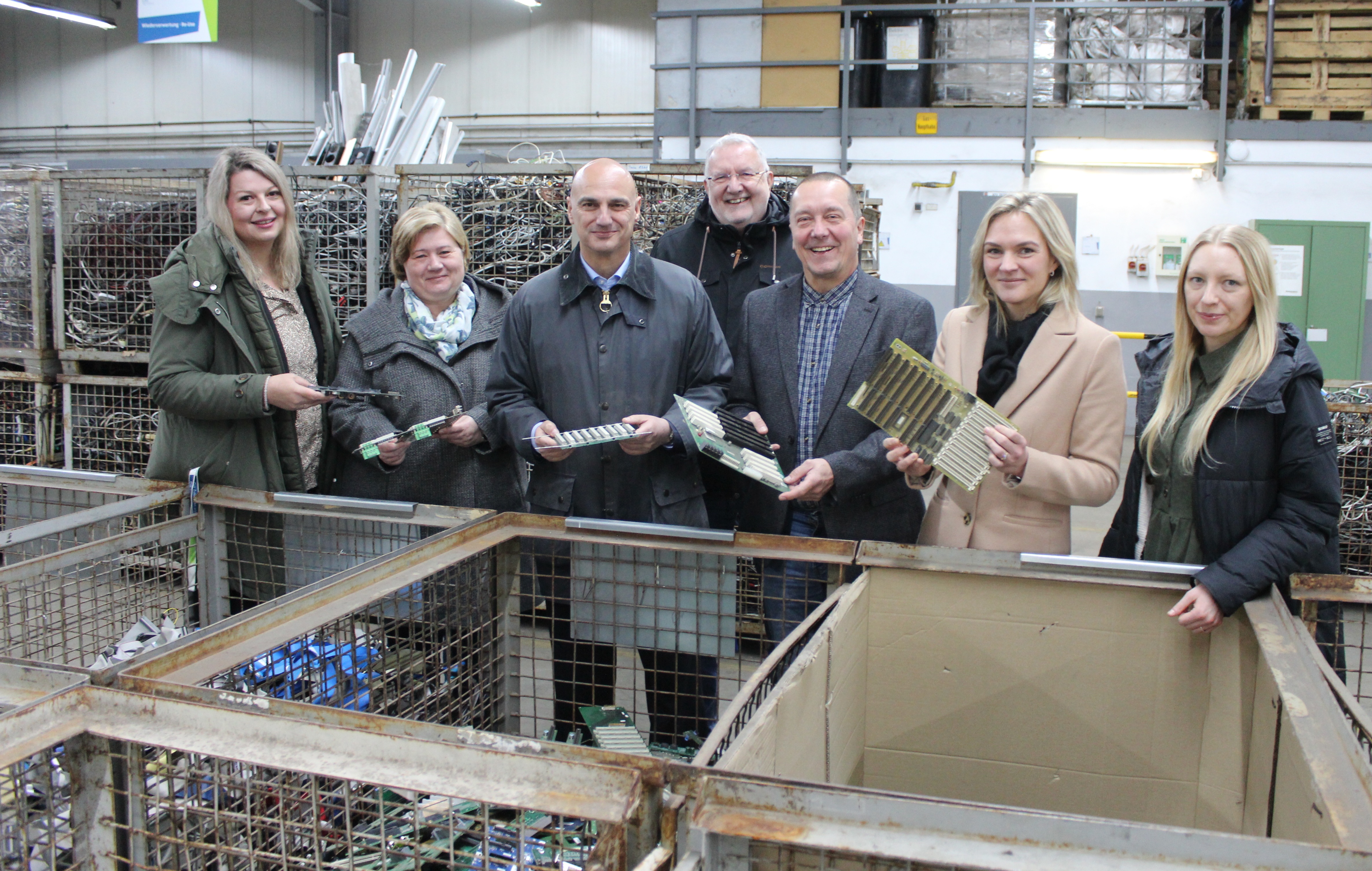OB Alexander Kalouti (3. v. l.) besucht den Inklusionsbetrieb des CJD auf der Zeche Germania. 