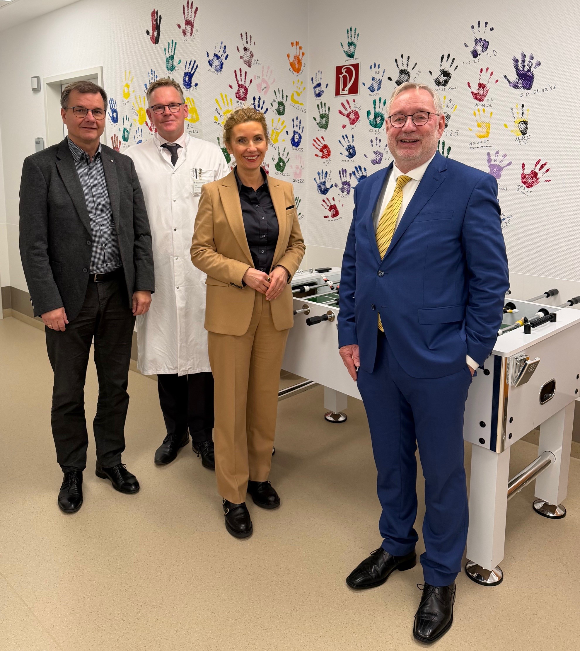 Die Handabrücke von Patienten auf der Stammzelltransplantationsstation haben Symbolkraft: sie stehen für Hoffnung, Menschlichkeit und Nähe. Christoph Rzisnik, Priv.-Doz. Dr. med. Ralf Georg Meyer, Ljubica Flasche und Prof. Dr. Martin Rehborn (von li. n.re.) möchten sich mit dem Festjahr bei allen Mitarbeitenden dafür bedanken.