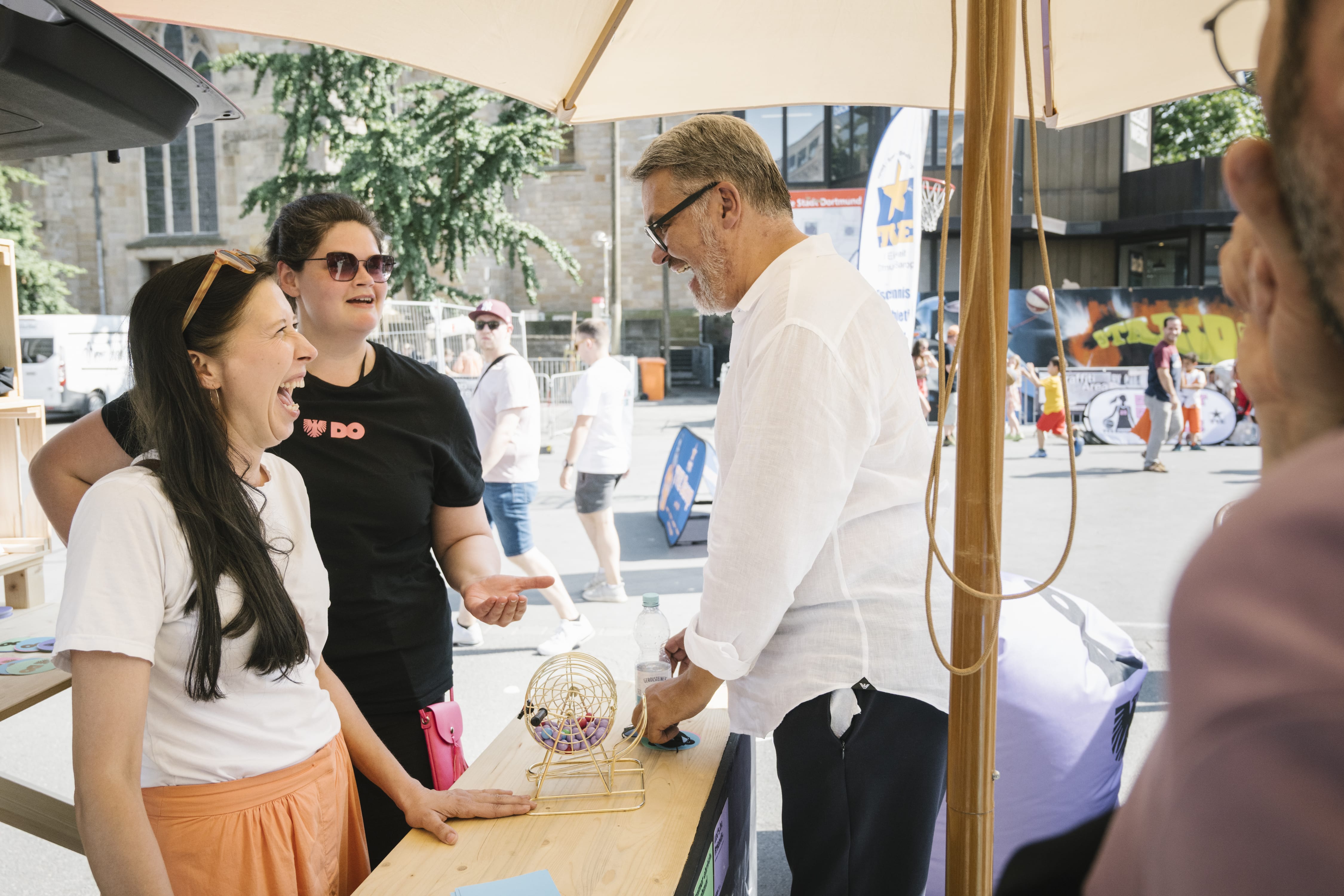 Der Oberbürgermeister Thomas Westphal steht lachen an einem Stand auf dem Stadtfest Dortmund Urban