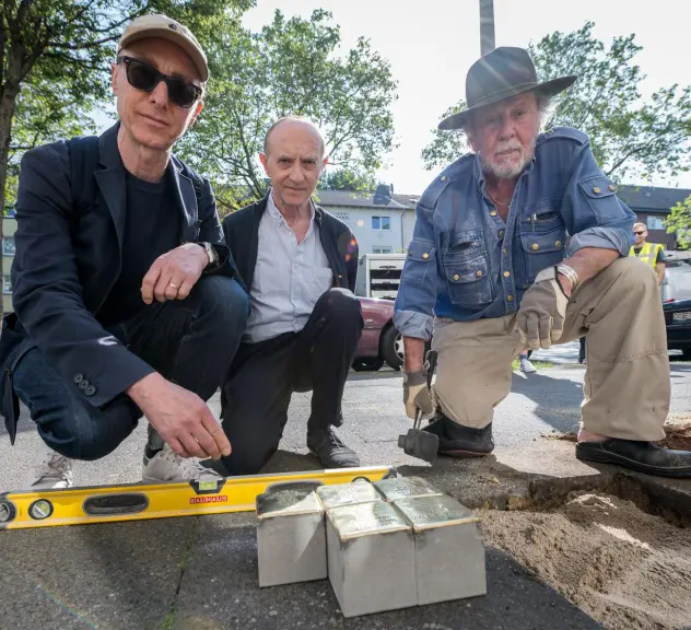 Alan Reich, zusammen mit seinem Bruder Martin und dem Künstler Gunter Demnig, der seit 1996 die Stolpersteine in Erinnerung an die Opfer des Nationalsozialismus verlegt.